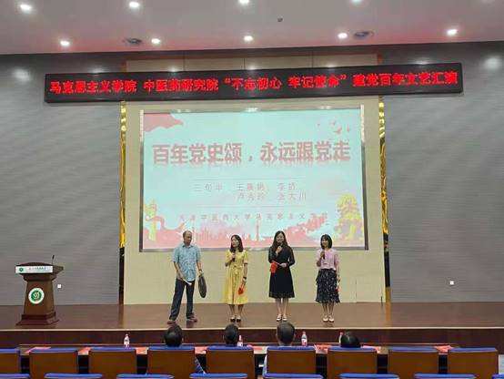 图片包含 室内, 前, 桌子, 男人描述已自动生成