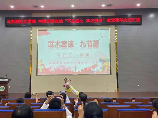 人们在看台上的人在房间里低可信度描述已自动生成