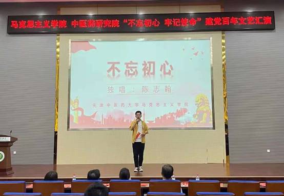 图片包含 前, 骑, 男人, 人们描述已自动生成