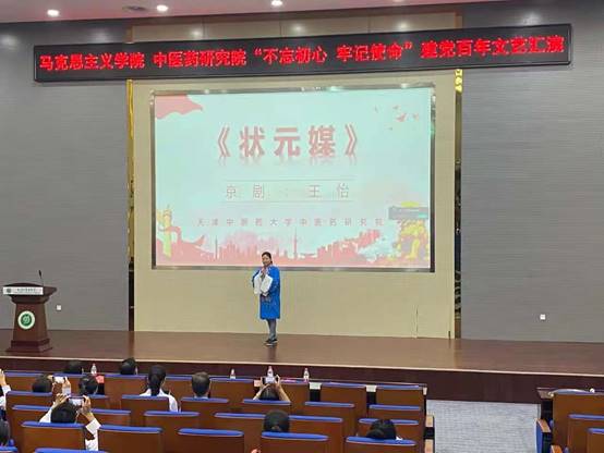 图片包含 室内, 男人, 桌子, 标志描述已自动生成