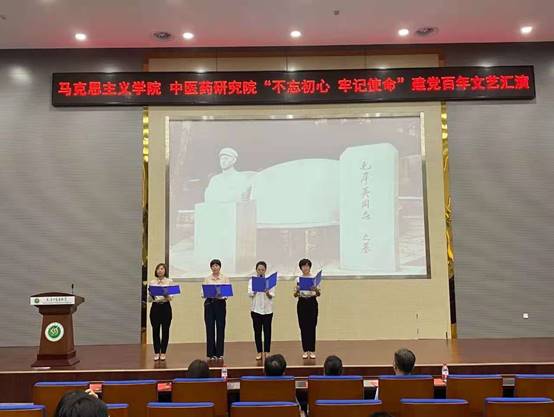 一群人站在商店门口中度可信度描述已自动生成