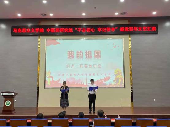 一群人站在室内中度可信度描述已自动生成