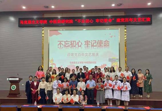 一群人站在台上中度可信度描述已自动生成