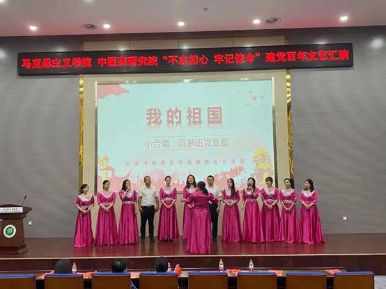 图片包含 室内, 建筑, 标志, 穿着描述已自动生成