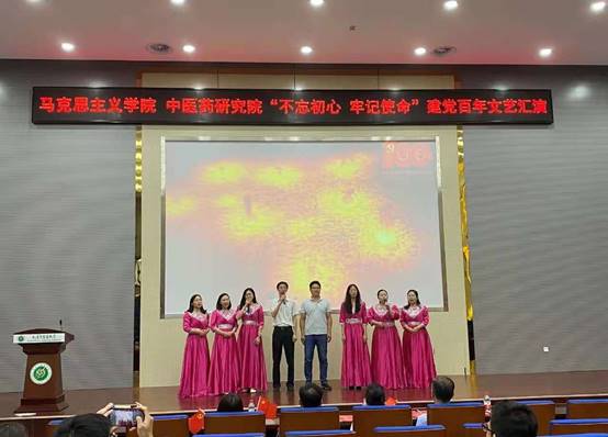 图片包含 室内, 桌子, 男人, 站描述已自动生成