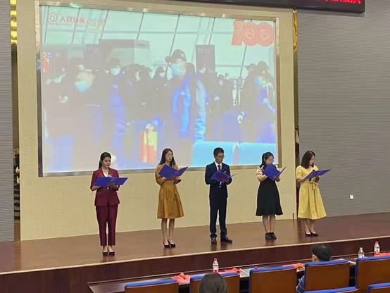 一群人站在台上低可信度描述已自动生成