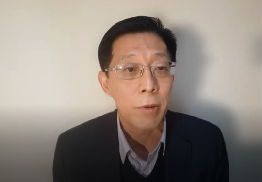 穿着西装笔挺的男子描述已自动生成